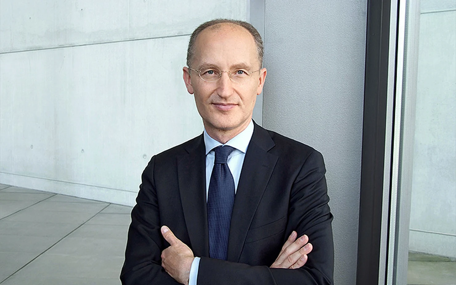 Klaus Rotter an seinem Schreibtisch